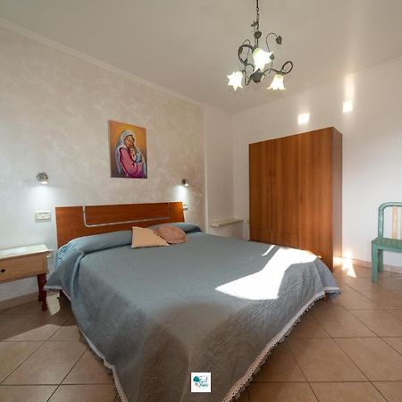 Casa Vacanze La Tuia 卡斯特拉巴特 外观 照片