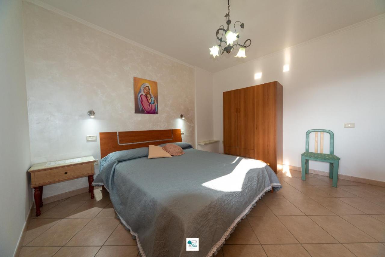 Casa Vacanze La Tuia 卡斯特拉巴特 外观 照片